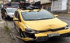شاب برازيلي يتصل بالإسعاف من سطح السيارة التي صدمته ! ( فيديو )