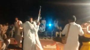 شاب باكستاني يفقد السيطرة على سلاحه و يقتل 3 أشخاص خلال حفل زفاف ( فيديو )
