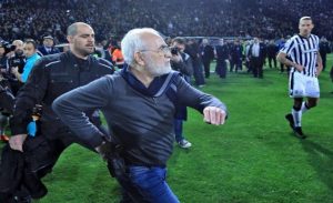 مالك ناد يوناني يقتحم الملعب بسلاح ناري احتجاجاً على قرار الحكم ! ( فيديو )