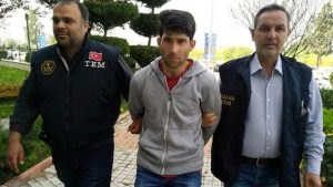تركيا : السجن لشاب سوري ” داس العلم التركي ” قبل سنوات في لبنان ! ( فيديو )