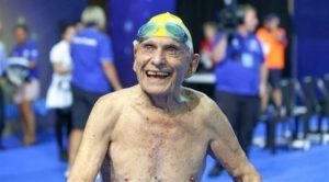 سباح أسترالي عمره 99 عاماً يسجل رقماً قياسياً