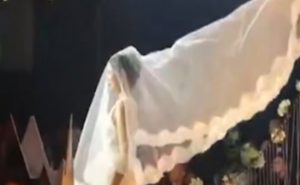 غطاء رأس العروس الطائر .. صيحة جديدة تجتاح حفلات الزفاف ( فيديو )