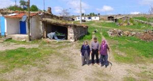 تركيا : قرية مهجورة يعيش فيها 3 أشخاص فقط يطالب مختارها السلطات بإرسال السوريين للعيش فيها ! ( فيديو )
