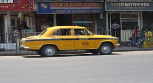 هندي يرفض الركوب مع سائق سيارة أجرة لأنه ” مسلم “