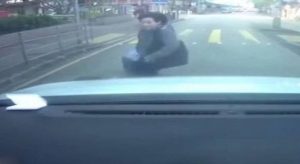 كاميرا تحبط محاولة امرأة صينية ابتزاز سائق ( فيديو )