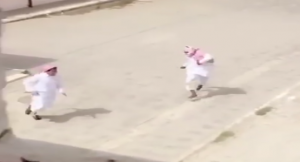 في السعودية .. معلم يطارد طلابه بالعصا داخل المدرسة ! ( فيديو )