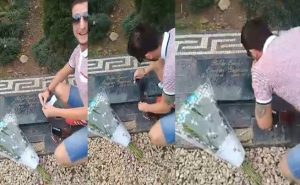 كولومبيا : سائح بريطاني يستنشق ” الكوكايين ” على قبر بارون المخدرات بابلو إسكوبار ( فيديو )