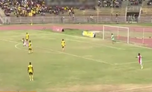 حارس مرمى أثيوبي يسجل أغرب هدف في مرماه ! ( فيديو )