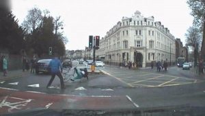 بريطانيا : المارة يوقعون بمشتبه به أثناء مطاردة الشرطة له ( فيديو )