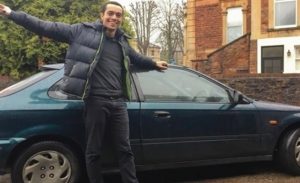 شاب بريطاني يشتري سيارة لرحلته لأنها أرخص من تذكرة القطار ! ( فيديو )