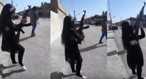طفلة تطلق النار بالرشاش الآلي باحترافية مذهلة ! ( فيديو )