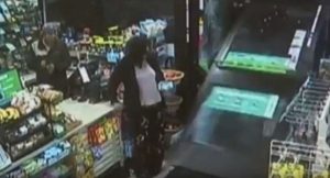 امرأة أمريكية تنجو من الموت بأعجوبة بعد اقتحام سيارة لمتجر ( فيديو )