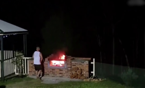 لحظة اندلاع النيران برجل أسترالي أثناء حفل شواء ( فيديو )