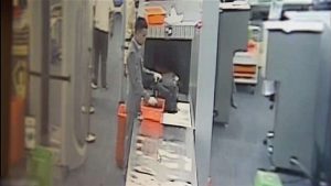 موظف أمن في مطار تايلندي يسرق سائحاً ! ( فيديو )