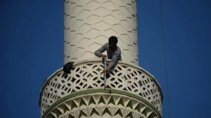 تركيا : شاب يحمل بندقية يصعد مئذنة مسجد و يتسبب بإعلان الشرطة حالة تأهب قصوى في بورصا ! ( فيديو )