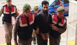 تركيا : القبض على ” داعشي ” سبق و أن نفذ عمليات إعدام بحق مقاتلين من الجيش الحر و ظهر في صور و هو يحمل رؤوسهم ( فيديو )