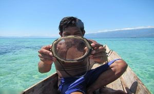 أبناء قبيلة إندونيسية يحبسون أنفاسهم 13 دقيقة تحت الماء ! ( فيديو )