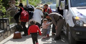 بين 3 إلى 6 آلاف دولار مقابل كل شخص ! .. تركيا : ضبط عشرات السوريين خلال محاولتهم الوصول إلى اليونان بحراً ( فيديو )