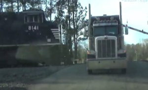 سائق شاحنة أمريكي ينجو بأعجوبة من حادث تصادم مع قطار ( فيديو )