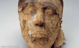علماء يحلون لغز مومياء مصرية مقطوعة الرأس