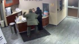 اعتداء بالضرب على شابة مسلمة في أحد مستشفيات ميشيغان بأمريكا (فيديو)