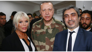 أردوغان ” يلبس البدلة ” و يزور قواته المنتشرة على الحدود مع سوريا ( فيديو )