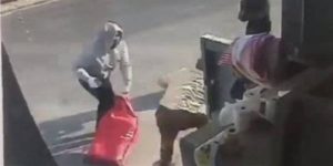 السعودية: سطو مسلح وسرقة ملايين الريالات من سيارة نقل أموال