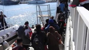 تركيا : ضبط عشرات السوريين خلال محاولتهم الوصول إلى اليونان بحراً ( فيديو )