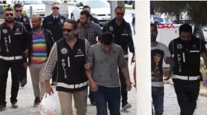 تركيا : ضبط عشرات السوريين داخل حافلة خلال محاولتهم الوصول إلى اليونان ( فيديو )