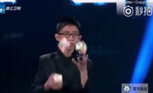 صيني يحل 3 مكعبات ” روبيك ” و هو يلعب بها خلال 5 دقائق ( فيديو )