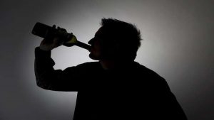 العلماء يختبرون عقاراً جديداً للتخلص من إدمان الكحول