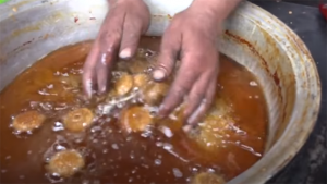 في إدلب .. رجل ” خارق ” يأكل الجمر و الزجاج و يشرب الزيت المغلي ! ( فيديو )