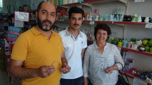 وسائل إعلام تركية : شاب سوري أمين يعثر على ” سوار ذهبي ” و يسلمه لرب عمله