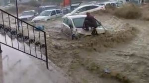 تركيا : فيضانات تجرف عشرات السيارات و تتسبب بخسائر كبيرة في أنقرة ( فيديو )