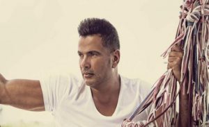 النجم المصري عمرو دياب يكشف عن مفاجأة جديدة في ألبومه القادم