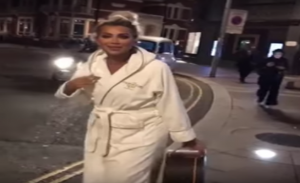 المغنية اللبنانية مايا دياب تسير حافية في شوارع لندن بملابس الاستحمام ! ( فيديو )