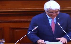 وزير العدل الجزائري يدخل في نوبة ضحك خلال جلسة بالبرلمان ! ( فيديو )