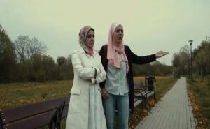 فنانتان مصريتان تتعرضان لاعتداء عنصري أثناء تصوير مسلسل في المجر ( فيديو )