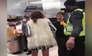 عاملة في “ ماكدونالدز ” تضرب زبونة حاولت إعداد وجبتها بنفسها ( فيديو )