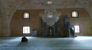 بسبب عدد الركعات .. إمام مسجد في الأردن يكمل صلاة التراويح وحده ! ( فيديو )