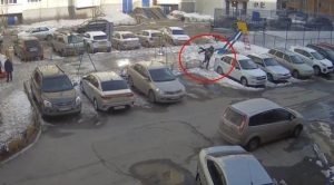 روسي يجبر السلطات على حماية الحدائق العامة عبر اختطاف ابنته ! ( فيديو )
