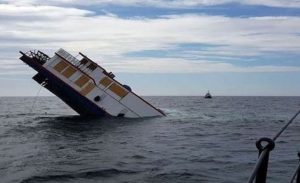 غرق سفينة بخارية تاريخية قبالة السواحل الإيرلندية ( فيديو )