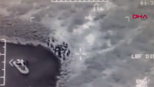 تركيا : ضبط عشرات من اللاجئين السوريين رصدتهم طائرة خفر السواحل أثناء محاولتهم الوصول إلى اليونان ( فيديو )