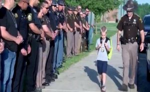 أمريكا : 70 ضابط شرطة يرافقون طفلاً إلى المدرسة ! ( فيديو )