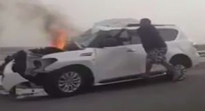 شرطي إماراتي ينقذ مواطناً حاصرته النيران داخل سيارته ( فيديو )