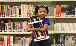 طفلة أمريكية بلا يدين تفوز في مسابقة للكتابة اليدوية ( فيديو )