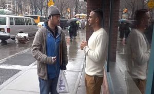 مشرد أمريكي يشتري طعاماً لزملائه من مكافأة حصل عليها لأمانته ( فيديو )