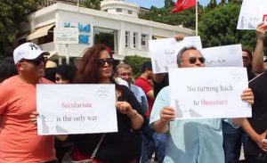 طالبوا بحقهم في الإفطار .. تونسيون يتظاهرون ضد إغلاق المقاهي في نهار رمضان ( فيديو )