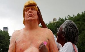 تمثال دونالد ترامب “ العاري ” يحصد 28 ألف دولار‎ في مزاد