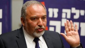 وزير الدفاع الإسرائيلي يرفض اعتذار عباس عن تصريحاته بشأن اليهود